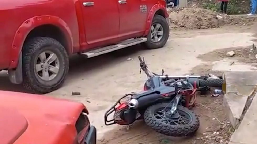 La motocicleta que utilizaron los atracadores en Santa Cruz. 