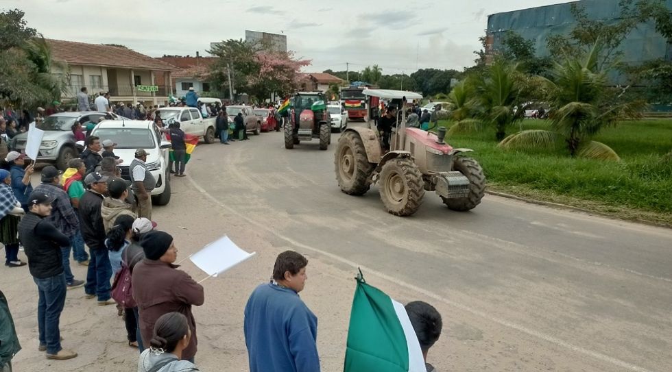 Productores soyeros y cañeros del norte de Santa Cruz protagonizaron este lunes un “tractorazo”.