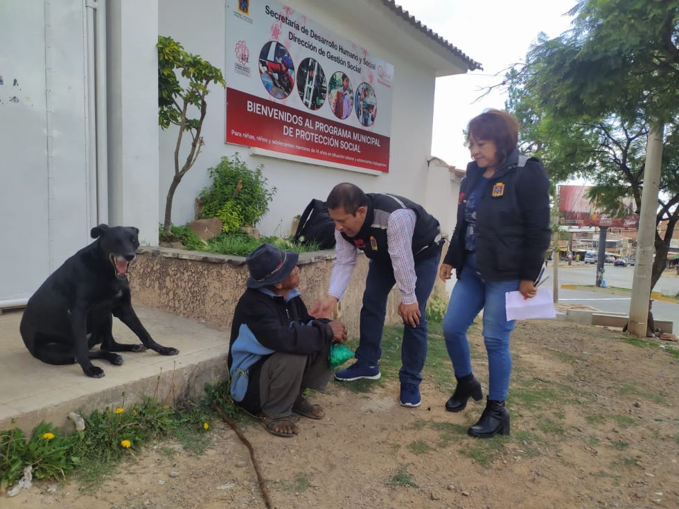 Funcionarios de la Secretaría de Desarrollo Humano y Social atienden a un individuo en inmediaciones del albergue municipal