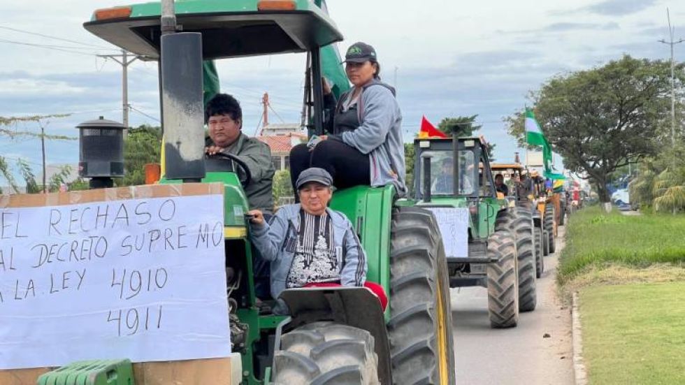 El “tractorazo” de los productores cruceños en demanda de la eliminación de cupos en la compra de diésel.