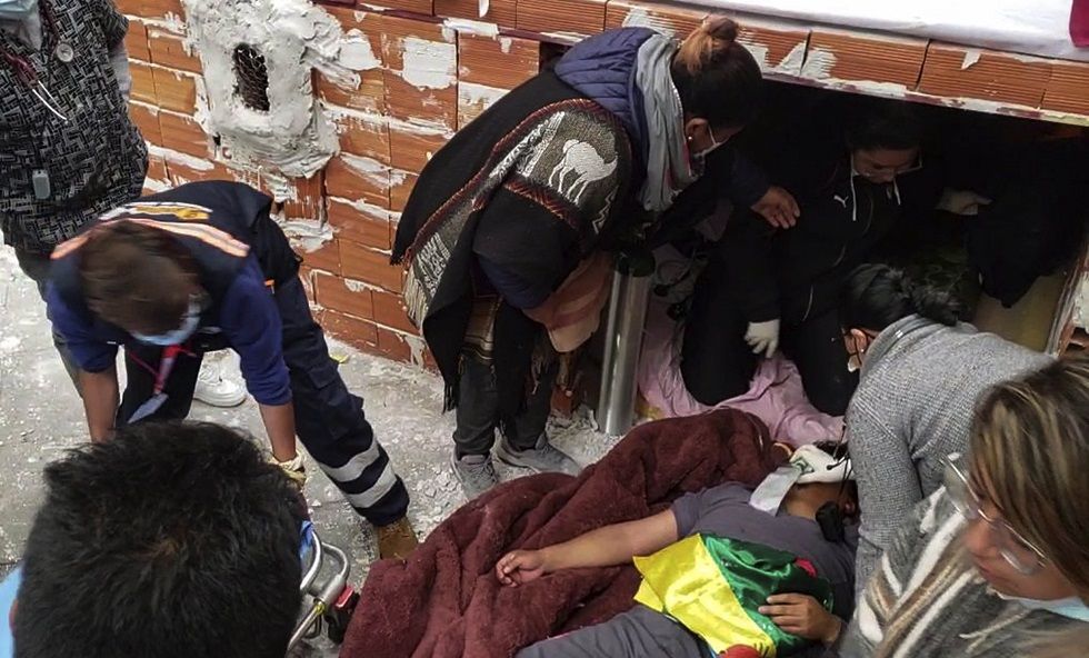 El ejecutivo del magisterio urbano, Wilfredo Ajallahuanca, cuando fue sacado del tapiado.