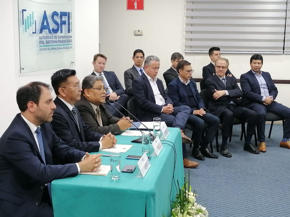 Miembros del Comité de Evaluación de la compulsa y los ejecutivos de los bancos ganadores.