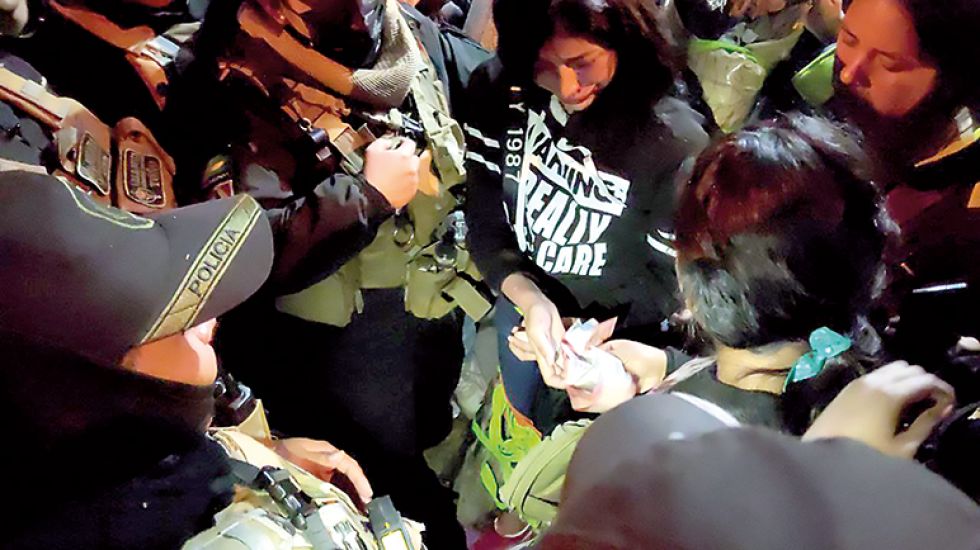 ESCARMIENTO. La mujer en el momento en que entrega el dinero robado a la víctima.