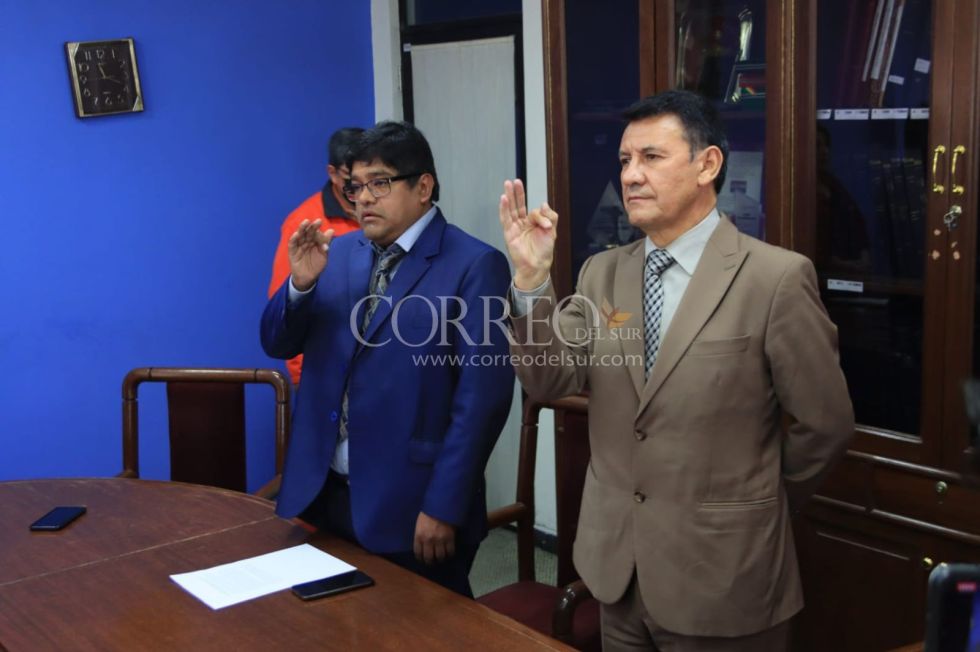 Juan Pablo Cueto (i) y Eduardo Salamanca (d) juraron como asesor legal y gerente general, respectivamente.