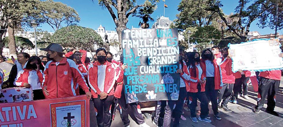 SUCRE. La marcha desarrollada por la Alcaldía y colegios, concluyó en la plaza 25 de Mayo.