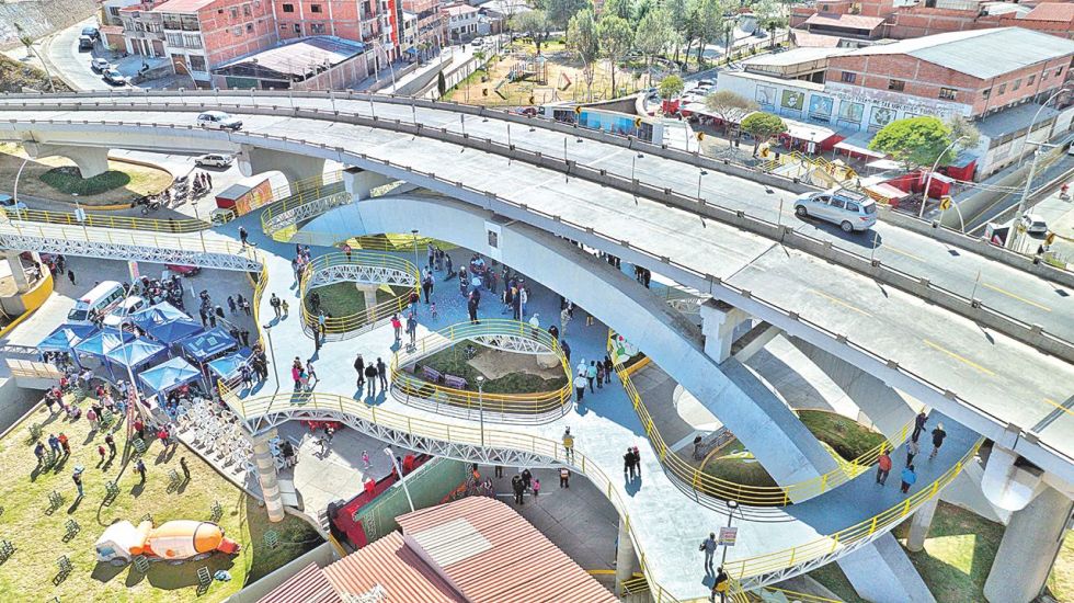 EXPECTATIVA. Tras la inauguración, ayer muchos ciudadanos visitaron las pasarelas peatonales.
