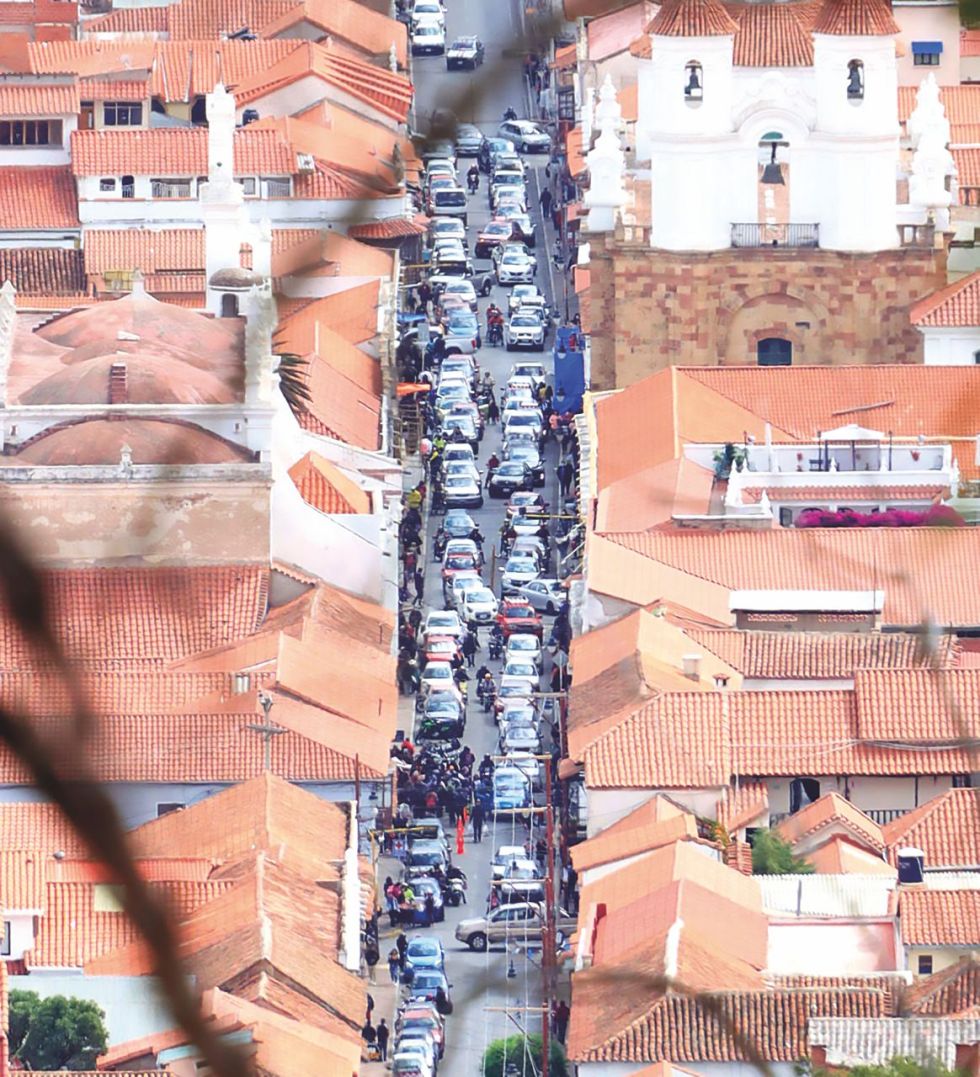 AZURDUY. El panorama diario en esta calle del centro, donde hay escuelas, colegios y un kínder.