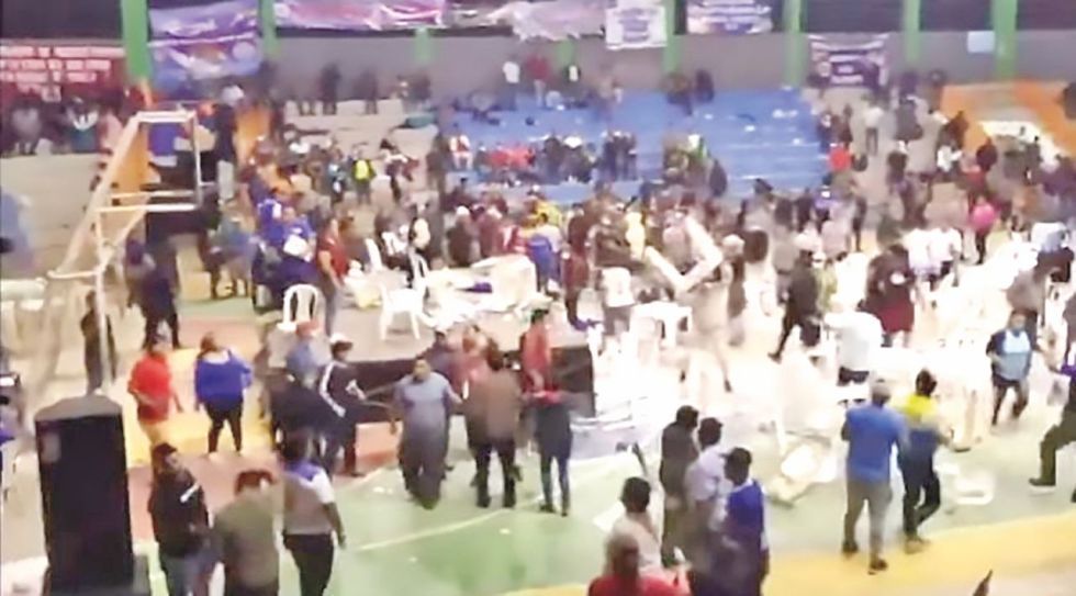 VIOLENCIA. Imágenes de la pelea interna del MAS que reflejó un medio de comunicación en esa ciudad oriental.