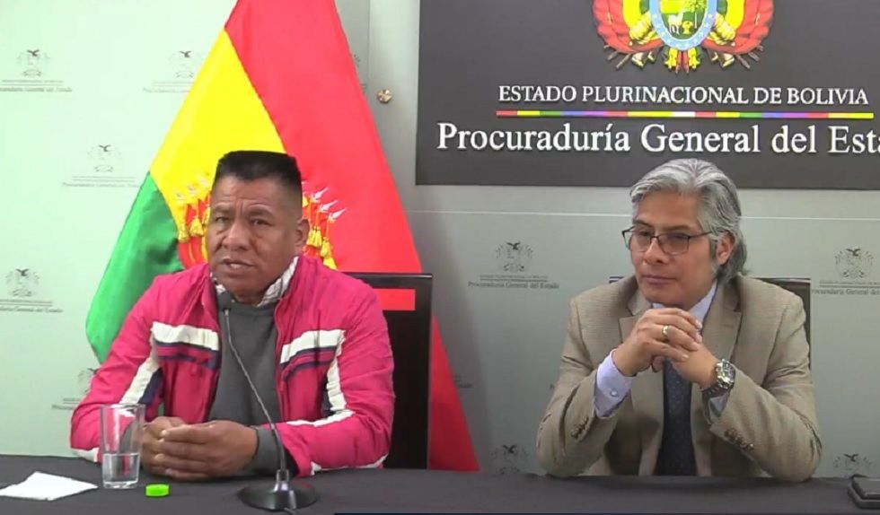El exjesuita Pedro Lima (i) se presentó este lunes con el procurador general del Estado, Wilfredo Chávez.