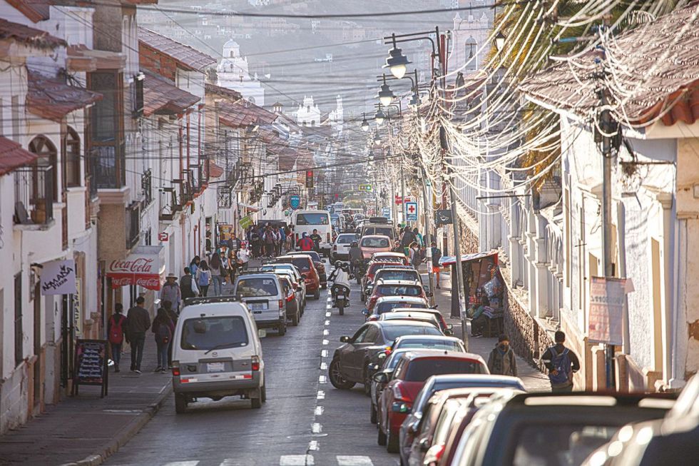 DESIERTA. La calle Calvo en medio de una maraña de cables y sin banderas enarboladas.