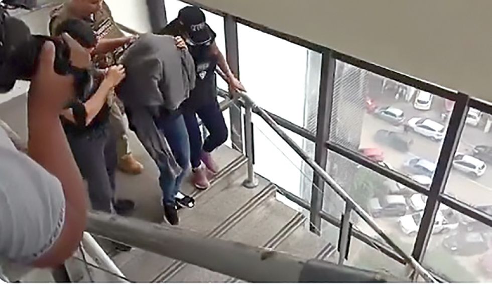 TRIBUNALES. La salida de la acusada de su audiencia en la ciudad de Santa Cruz.
