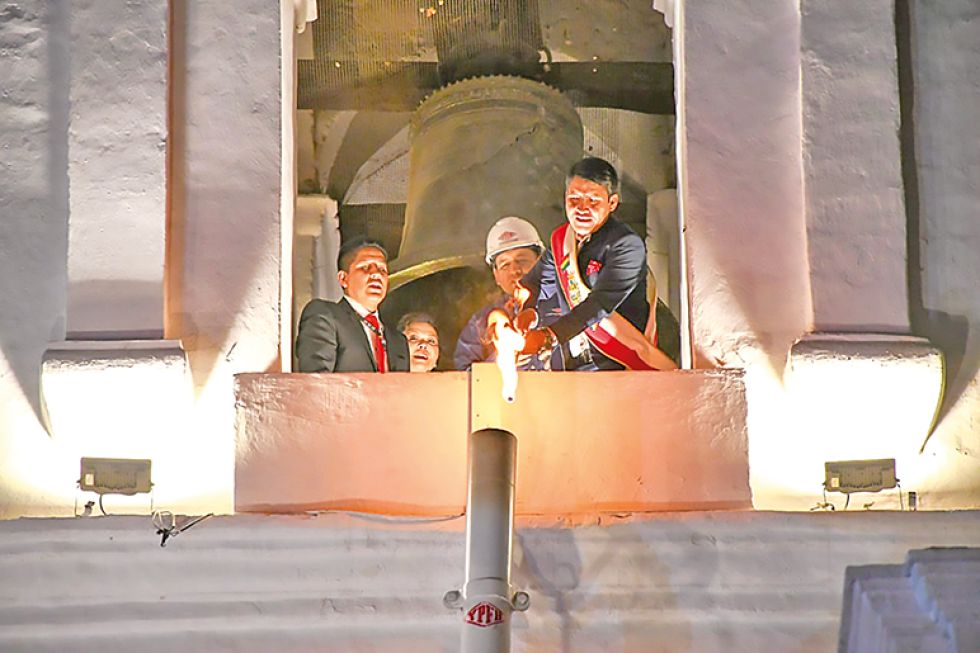 ACTO. Autoridades presentes, anoche, en el homenaje a la Campana de la Libertad.