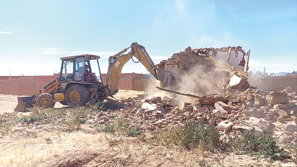 DEMOLICIÓN. La vivienda destruida en el barrio Ecuador servía de guarida a malvivientes.