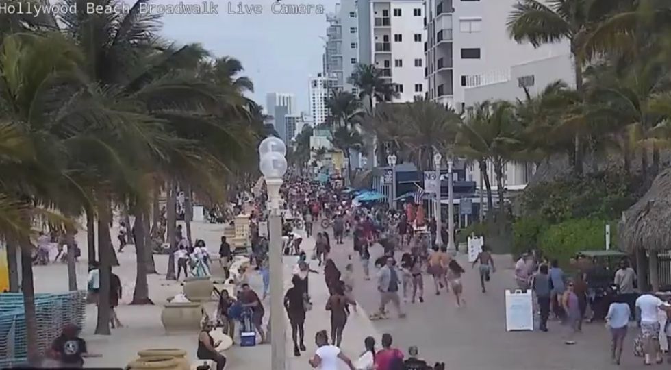 Las imágenes registradas por una cámara web del paseo marítimo de la ciudad de Hollywood.