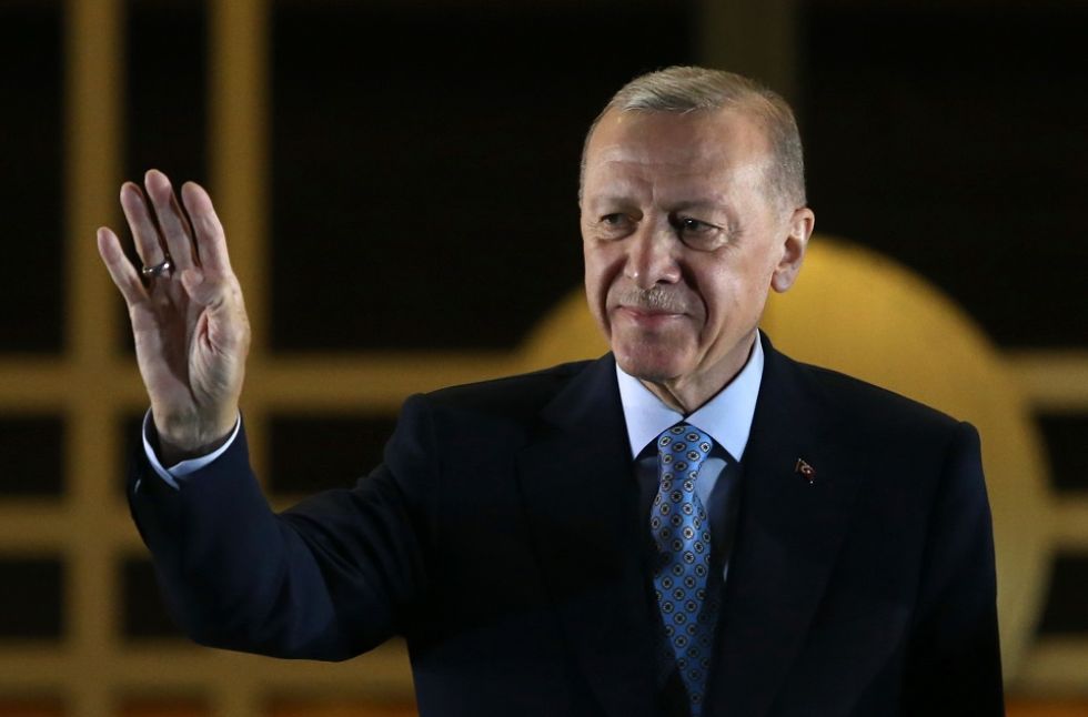 El presidente turco, Recep Tayyip Erdogan, reconoce a sus partidarios después de ganar la reelección en la segunda vuelta de Turquía.