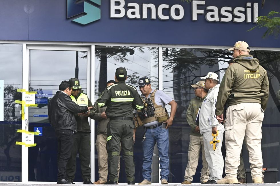Funcionarios de la Fiscalía y la Policía en una nueva requisa al edificio del Banco Fassil.