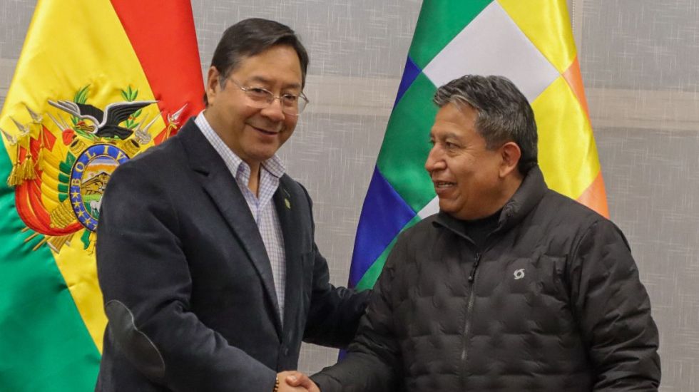 El presidente Luis Arce entregó el Bastón de Mando al vicepresidente David Choquehuanca.