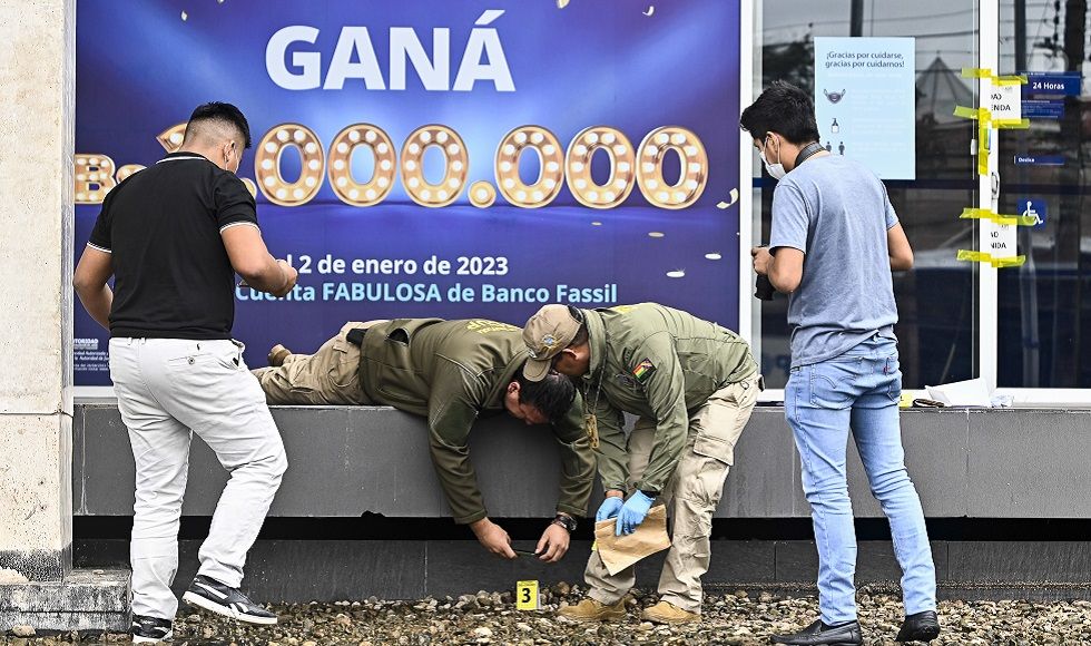 Personal de la Policía examina los objetos encontrados en el lugar donde cayó Carlos Colodro.