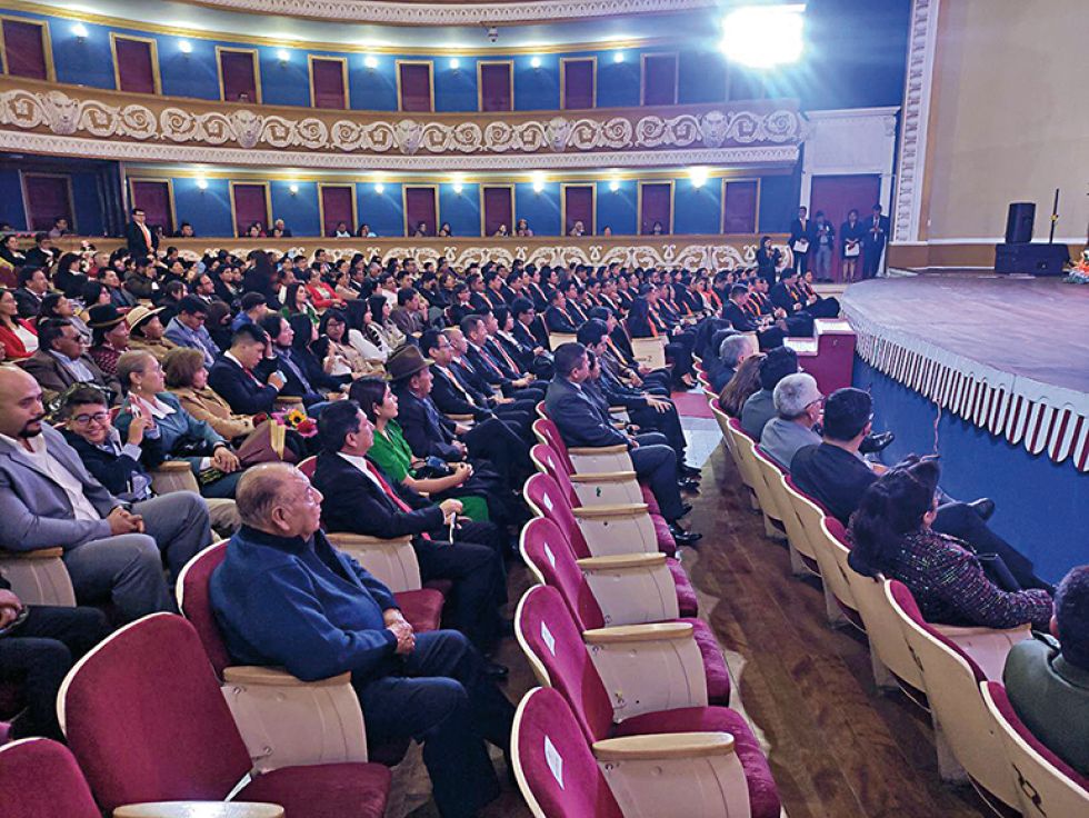 ACTO. Los nuevos fiscales recibieron su título en el Teatro Gran Mariscal, en Sucre.