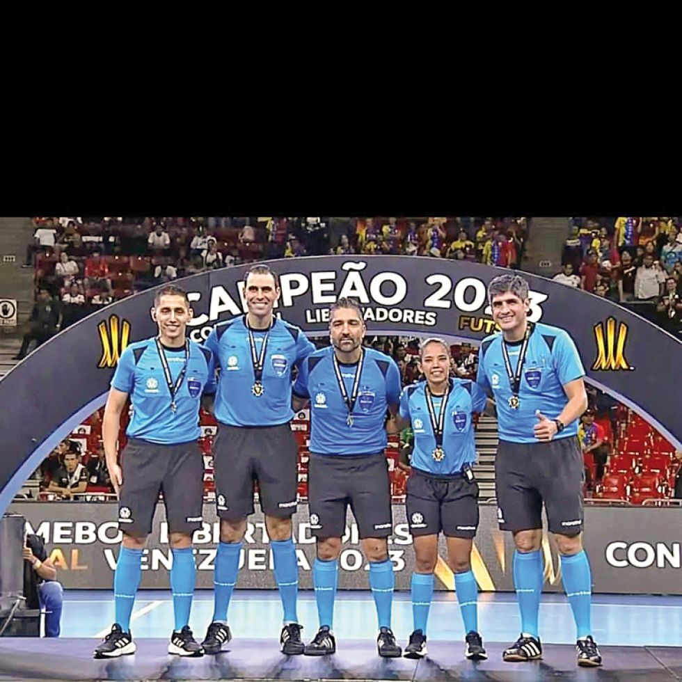 El juez capitalino (d) formó parte del equipo arbitral de la final de la Copa Libertadores de América en Venezuela.
