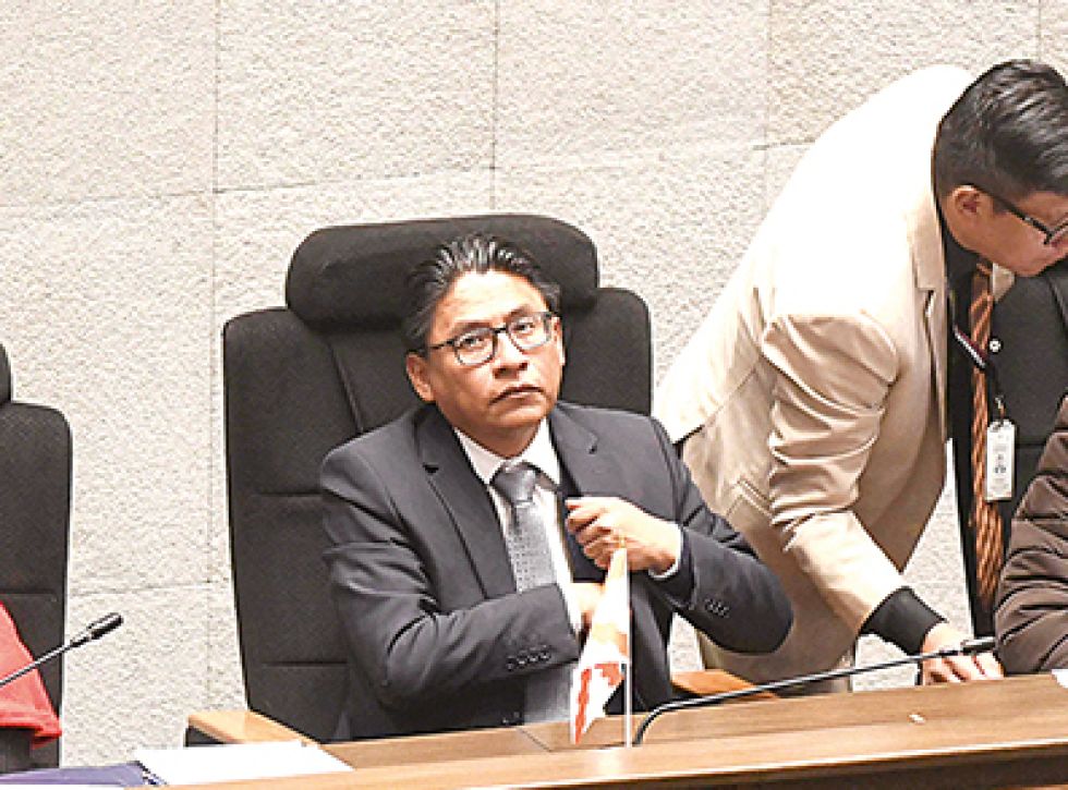 SESIÓN. El ministro Iván Lima frente a los legisladores en el largo debate de ayer en la Asamblea.