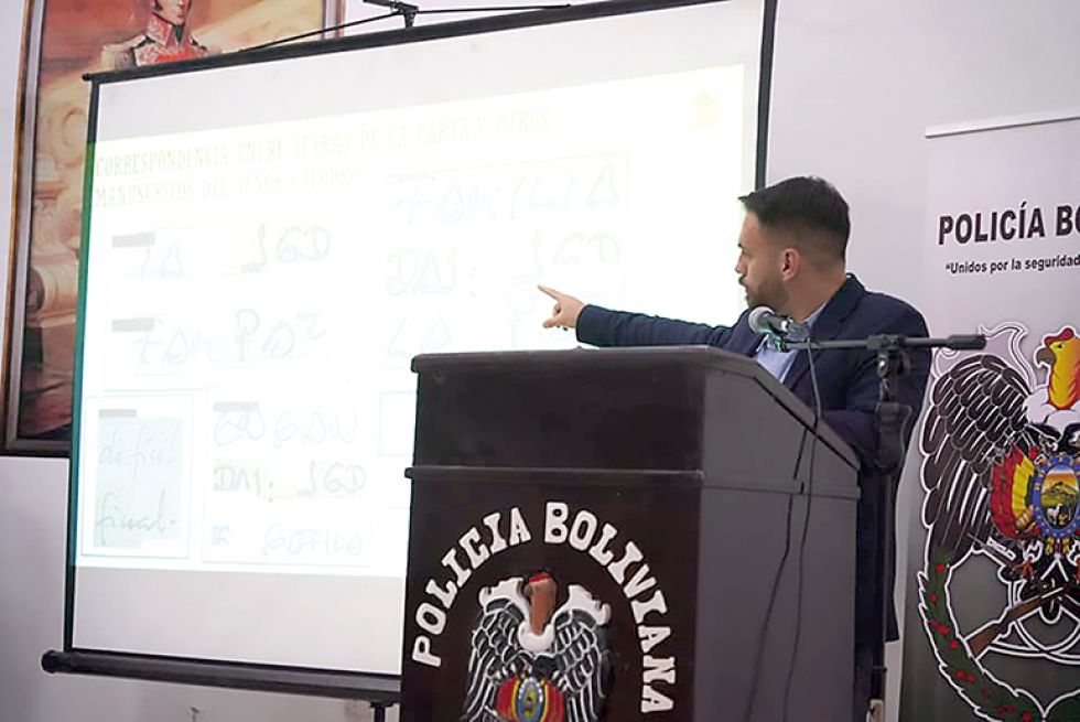CONFERENCIA. El ministro de Gobierno muestra manuscritos del interventor del banco Fassil.