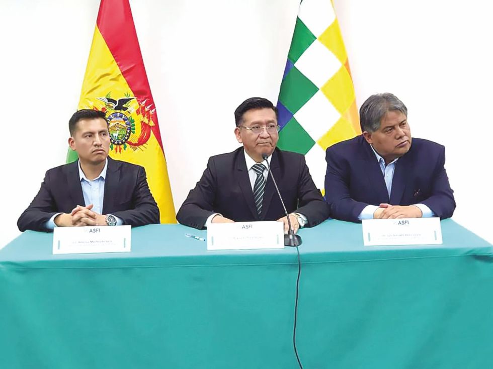CONFERENCIA. La ASFI comunicó este miércoles el nombramiento de Araoz (der.) como nuevo interventor de Fassil.