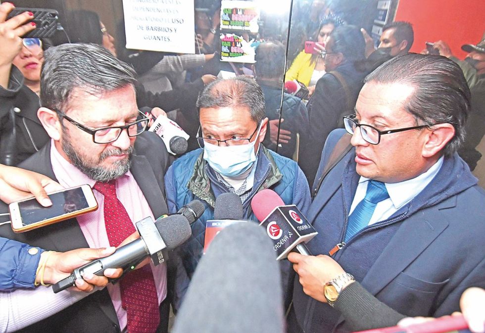 JUSTICIA. El sacerdote Osvaldo Chirveches (c) cuando salía, ayer, de la Fiscalía, en La Paz.
