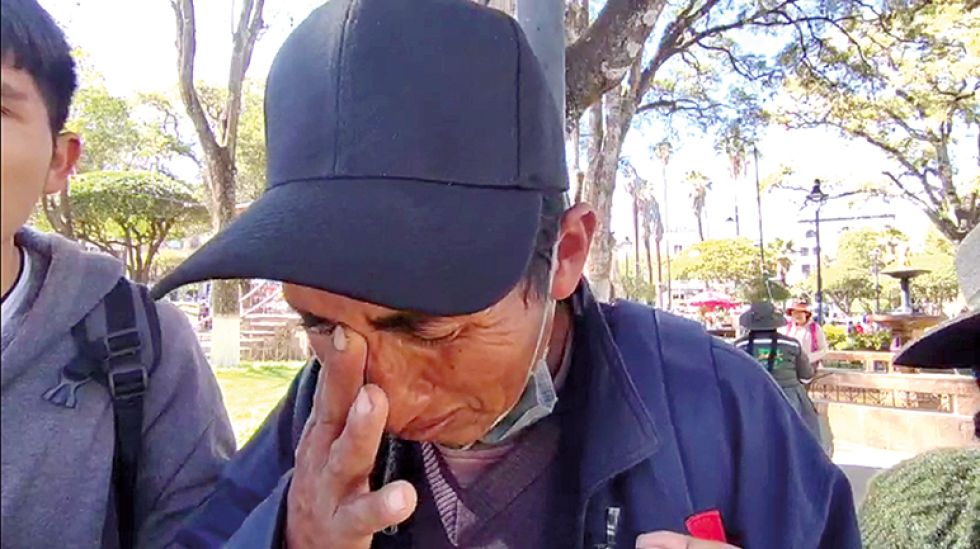 DOLOR. Julián Gonzales, que también recibió el impacto del rayo, pide ayuda a la población.