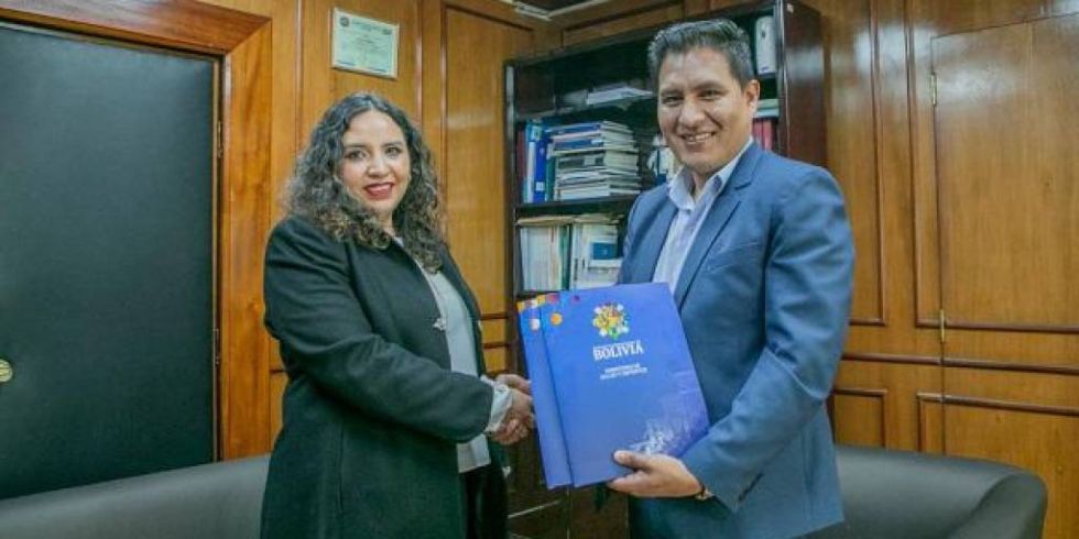 La nueva ministra María Renée Castro junto a su antecesor, Jeyson Auza.