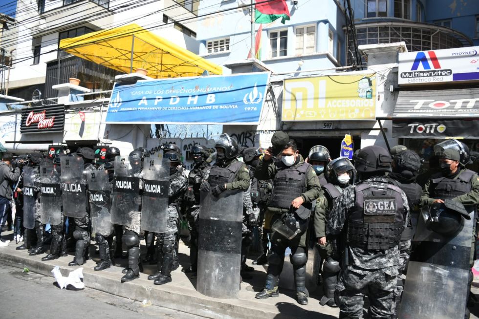Así está la sede de la Apdhb en La Paz, tras la toma de un grupo y la llegada de policías.