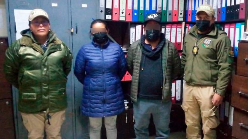 La pareja de médicos que quedaron aprehendidos por la presunta venta de un bebé.
