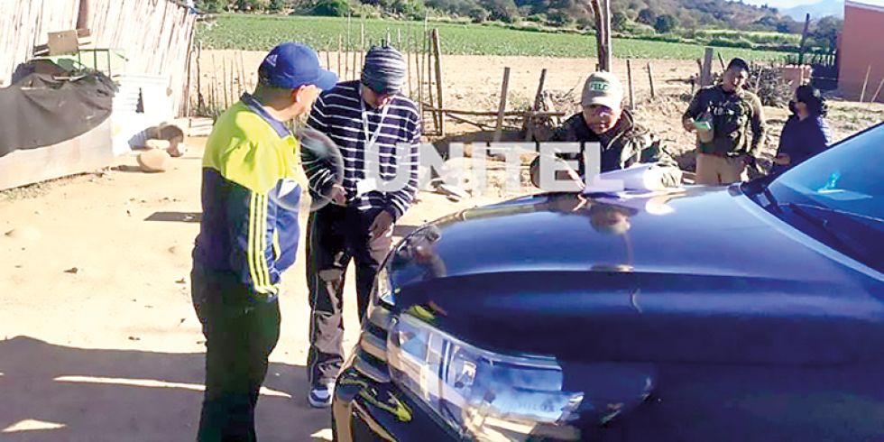 INVESTIGACIÓN. Personal policial y de la Fiscalía de Santa Cruz, en el operativo de rescate publicado por Unitel