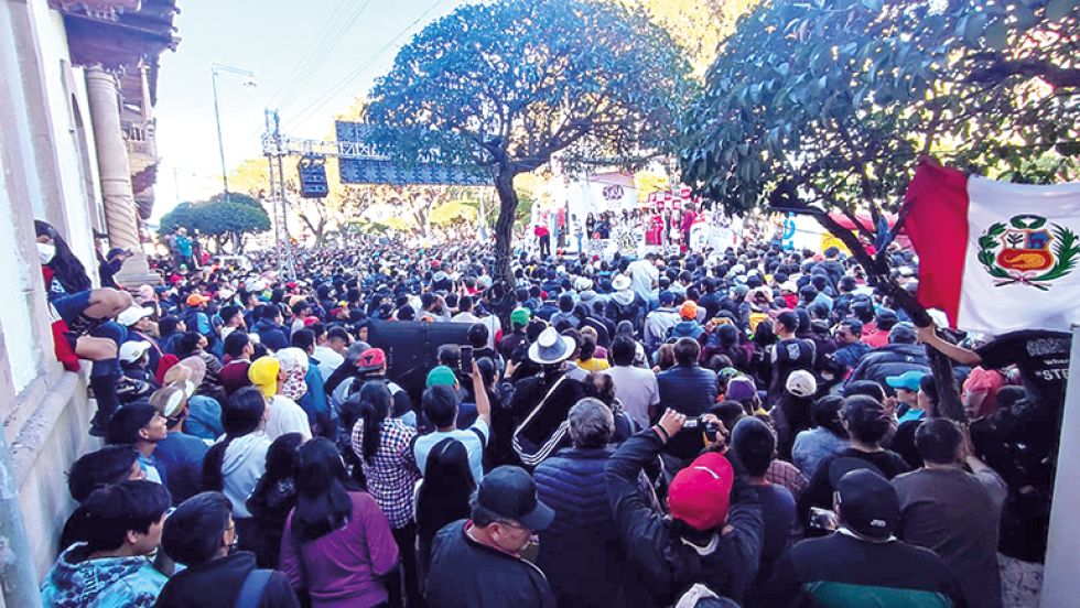 PARTICIPACIÓN. Los aficionados durante el acto de premiación del Circuito Oscar Crespo, en la plaza 25 de Mayo.