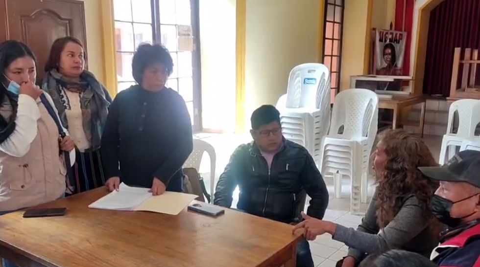 Los padres de familia de las unidades educativas Juana Azurduy "A" y "B". 