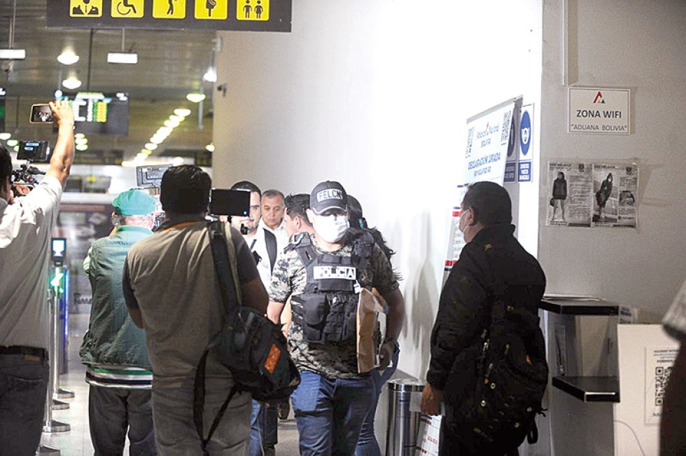 AEROPUERTO. Los efectivos policiales de pleno desarrollo de la investigación.