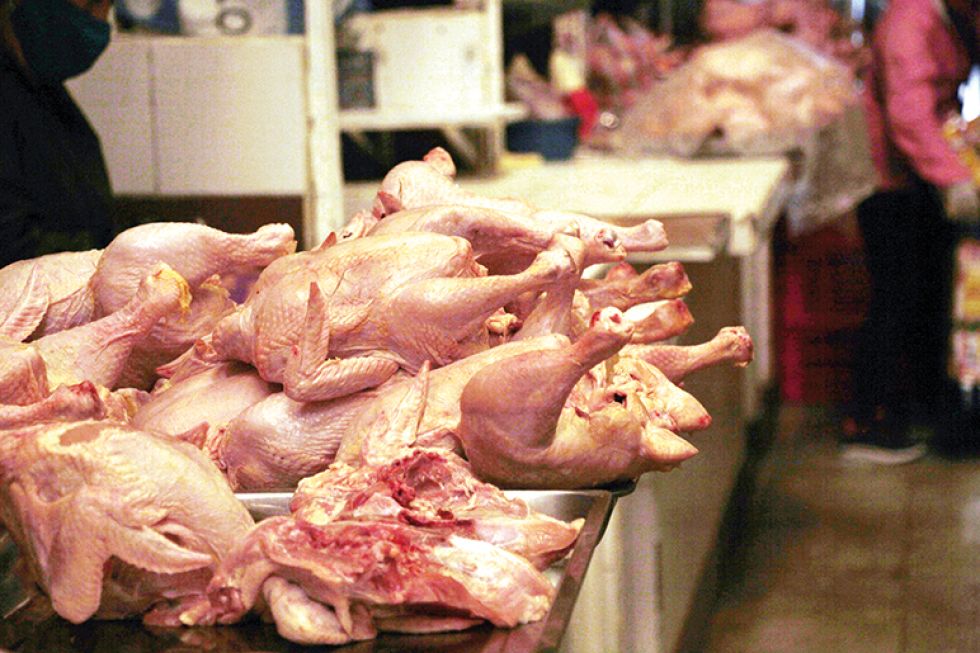 ESCASEZ. Venta de pollo en Sucre.