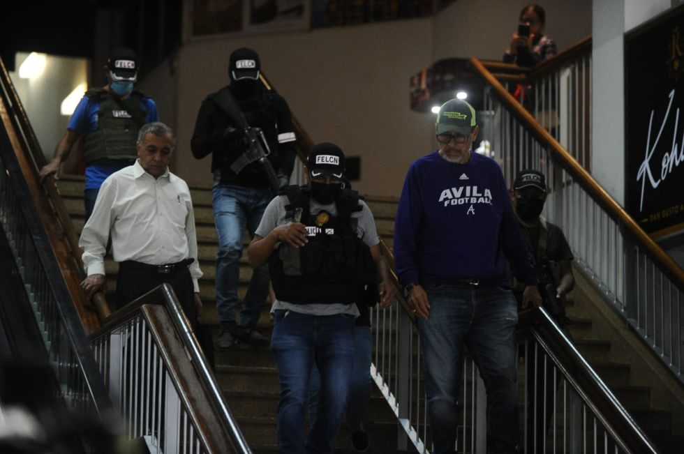 Personal de la Policía y la Fiscalía en el aeropuerto Viru Viru. 