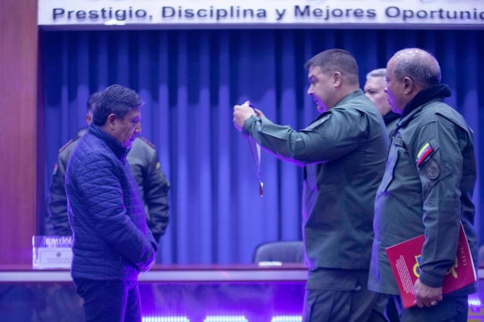 El vicepresidencia David Choquehuanca recibió reconocimientos de militares venezolanos.