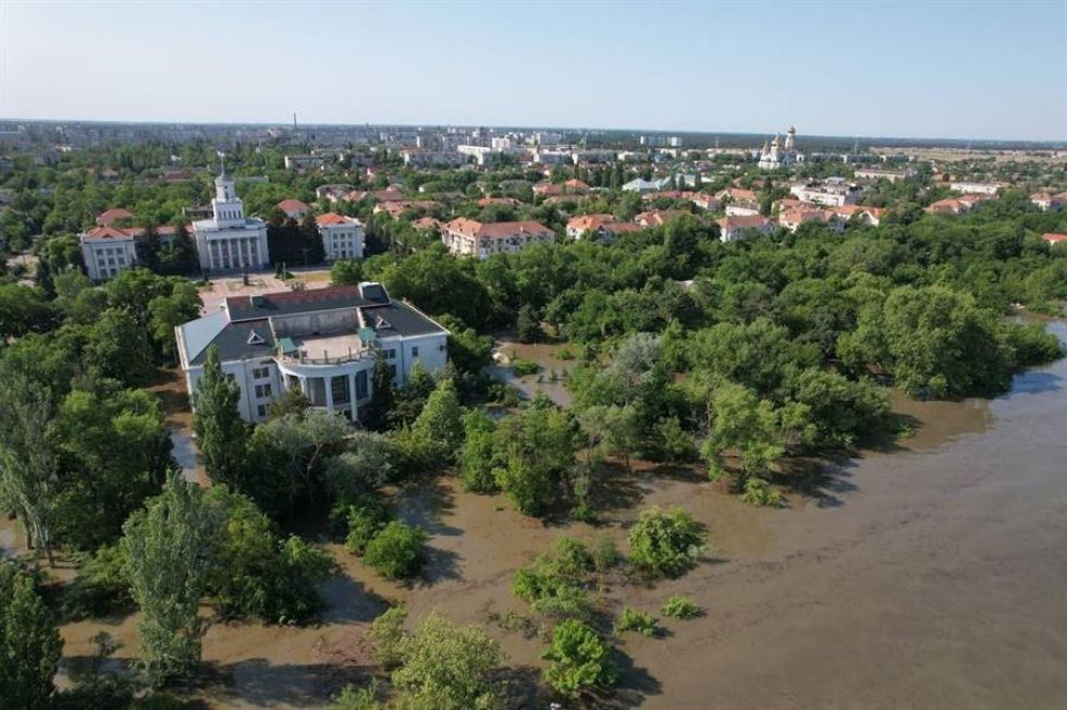 Inundaciones en Nueva Kajovka, tras la destrucción de una de las mayores presas de Ucrania.
