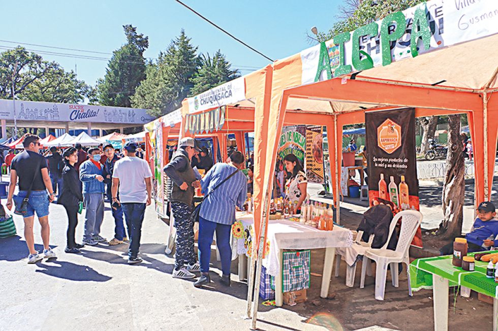 EXPOSICIÓN. La feria de los apicultores se realiza en la exestación Aniceto Arce.