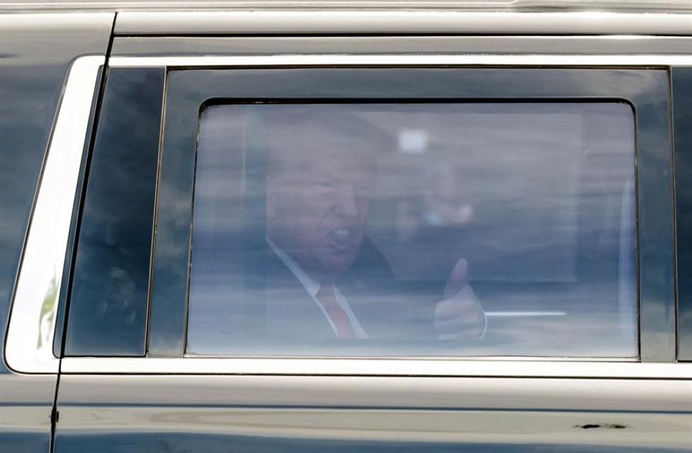 El expresidente de Estados Unidos, Donald Trump, levanta el pulgar desde su automóvil al llegar al campo de golf Trump National Doral Miami.