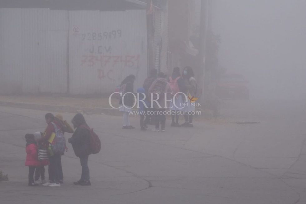 Estudiantes se dirigen a sus unidades educativas en medio de la neblina.