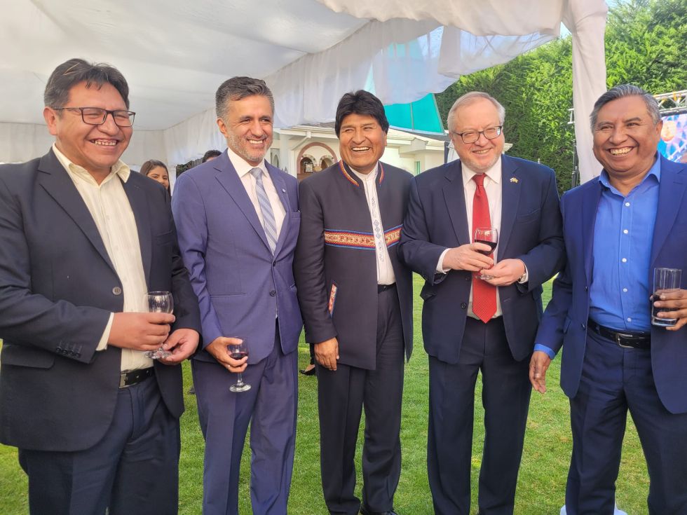 El expresidente Evo Morales (c) en la celebración del Día Nacional de Rusia en La Paz.