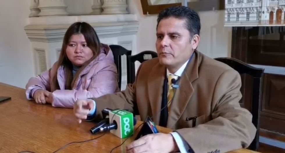 El abogado externo de la Gobernación de Chuquisaca, Marco Baldivieso, abogado externo de la Gobernación (d), brindó una conferencia de prensa.
