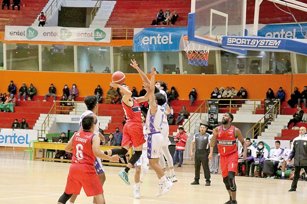 Un pasaje del partido jugado anoche en Potosí entre Leones y Universitario de Sucre.