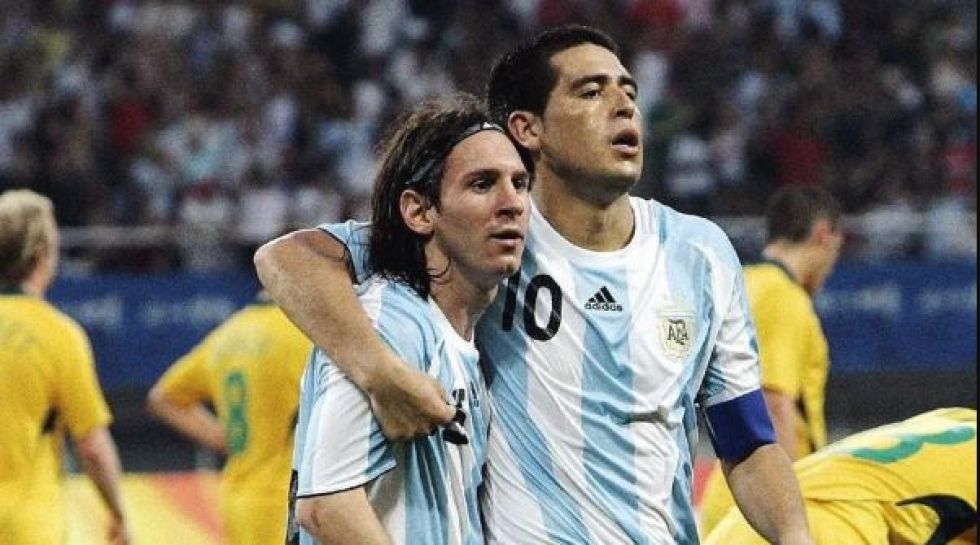 Lionel Messi y Juan Román Riquelme en una anterior aparición con la selección de Argentina.