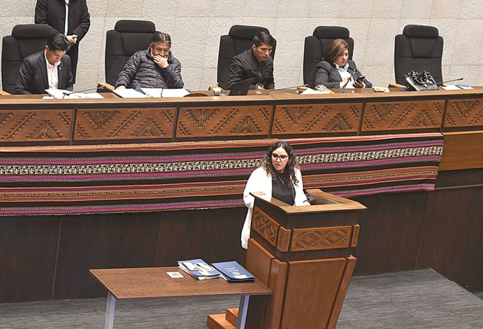 Condutor Rene Castro Ministra de salud se salva de censura en Legislativo
