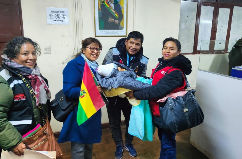 El equipo de la Defensoría de la Niñez y Adolescencia de Sucre recogiendo al bebé de Perú.