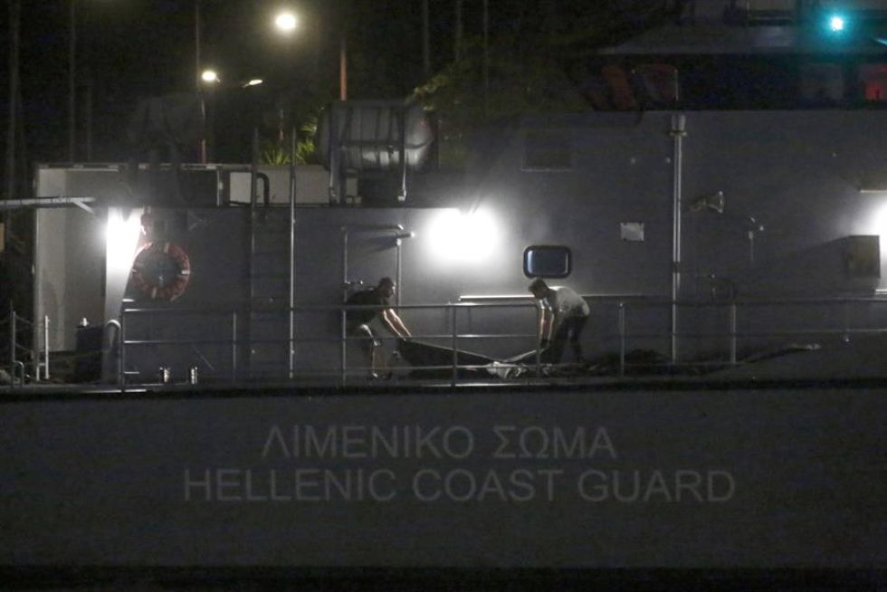 El rescate de cuerpos de las víctimas del naufragio de un barco con inmigrantes frente a la costa de Grecia.